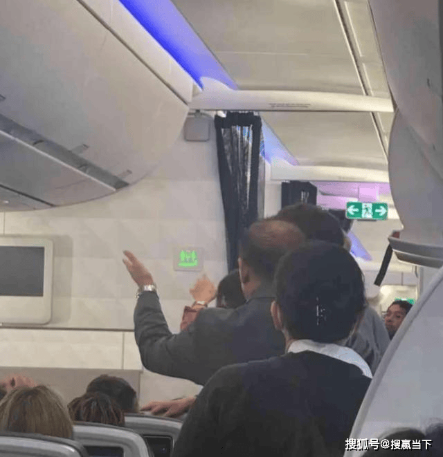 乘客闹国际航班致改降,妻子怒怼国内服务好