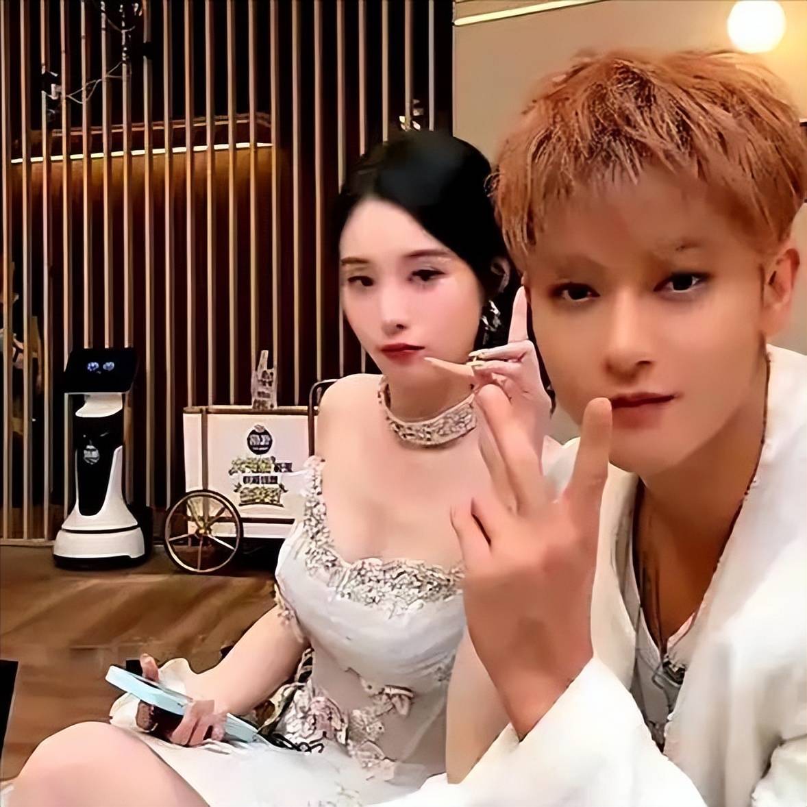 1天爆4个离谱瓜:国外生子、道歉、怀双胎