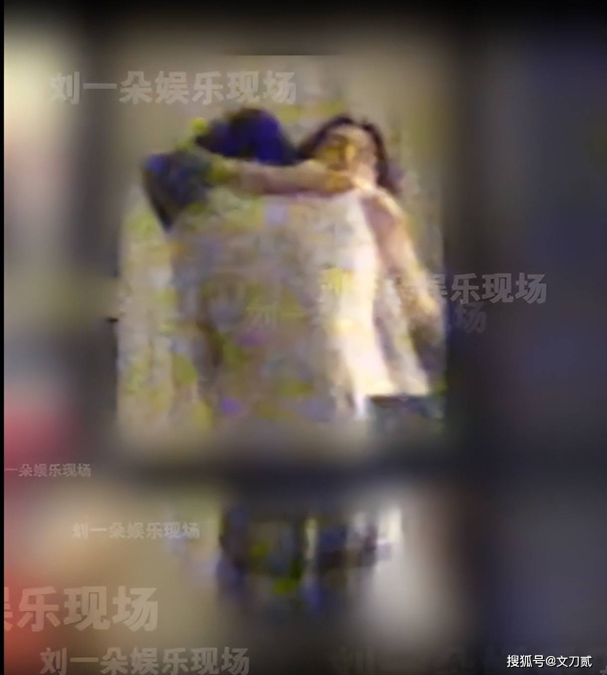 女顶流卧室拥吻男友,男方身份曝光!