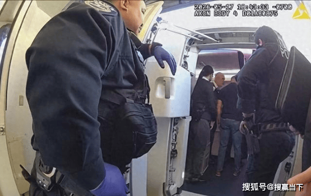 乘客闹国际航班致改降,妻子怒怼国内服务好
