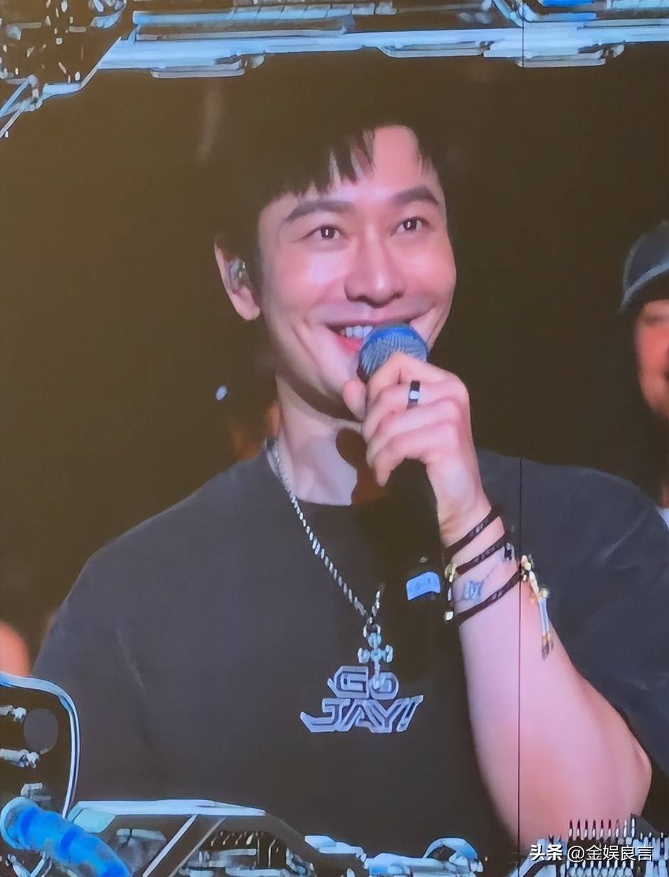 黄晓明夸昆凌引争议,双标行为遭网友批