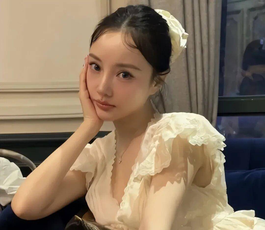 李小璐一时疏忽影响事业家庭:女儿承担最重代价