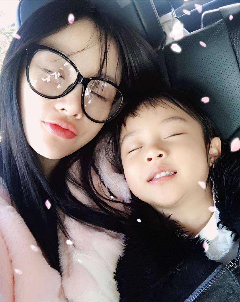 李小璐素颜带娃逛超市，人设崩塌后现状曝光