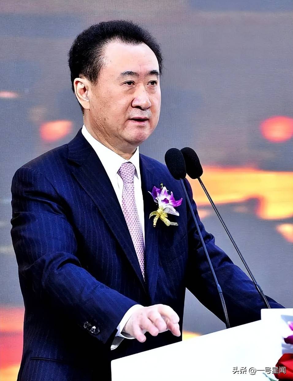 王健林债务缠身为非婚生子女铺路,黄一鸣情绪崩溃