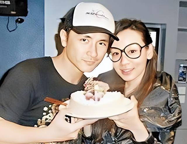 香港女星杨思琦15年后自证清白 熬夜直播养家