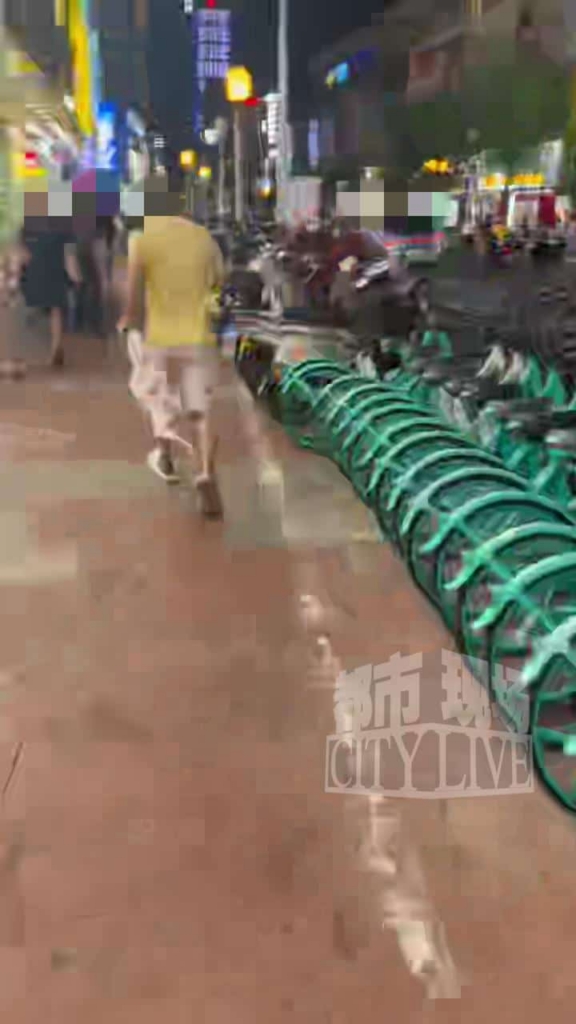 男子偷拍女性被抓现行，手机里照片视频数量惊人