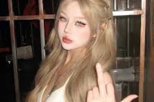 21岁女孩靠“隐私部位”年赚8300万美元比肩詹姆斯！这届网红为何集体反着穿？